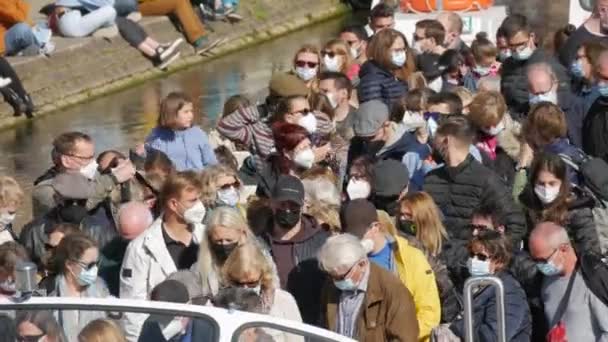 10 octobre 2021 - Strasbourg, France : Un bateau nautique touristique sur l'Ile avec de nombreux touristes à bord portant des masques médicaux de protection contre la covide-19. Le bateau mouille vers le rivage — Video