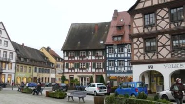 Gengenbach, Almanya - 15 Aralık 2021: Antik Alman yarı keresteli güzel bir kasaba manzarası. Baden-Wurttemberg 'de küçük bir kasabanın otantik manzarası