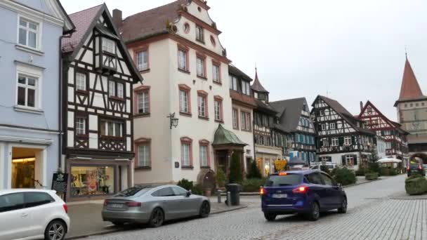 Gengenbach - 15. Dezember 2021: Blick auf eine wunderschöne alte deutsche Fachwerkstadt. Authentische Landschaft einer Kleinstadt in Baden-Württemberg — Stockvideo