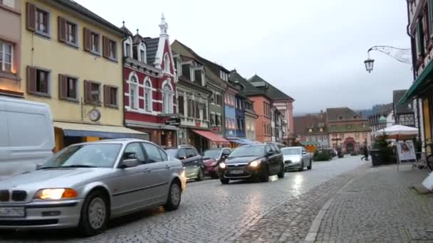 Gengenbach - 15. Dezember 2021: Blick auf eine wunderschöne alte deutsche Fachwerkstadt. Authentische Landschaft einer Kleinstadt in Baden-Württemberg — Stockvideo