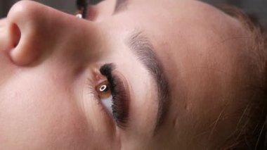 Mikroplu patinaj, kalıcı makyaj kaşı dövmesi ve pudralı dudaklar yaptırmadan önce güzellik salonundaki bir kanepede uzanan genç bir mankenin güzel yüzü.