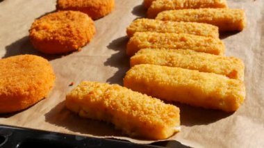 Verandada hamurda peynirli camembert peyniri ve yanında da hamurlu balık tabağı. Fast food hazırlığı.