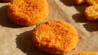 Verandada hamurda peynirli camembert peyniri ve yanında da hamurlu balık tabağı. Fast food hazırlığı.