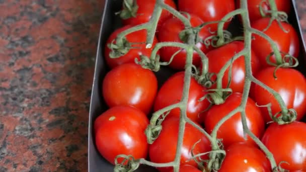 Vers gekochte kerstomaten in verpakking op de keukentafel in huis — Stockvideo