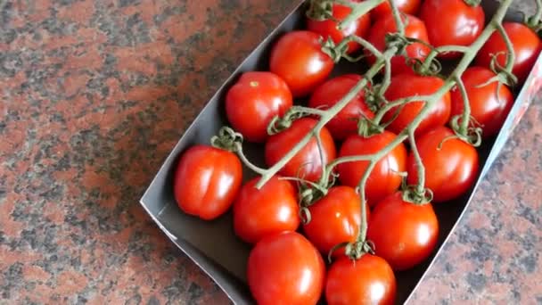 Свежекупленные помидоры черри в упаковке на кухонном столе в доме — стоковое видео