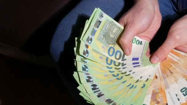 L'homme compte un fan de billets de 50 et 100 euros. Un homme d'affaires compte l'argent des billets en euros. Gagnant d'argent, concept d'économie, billets de banque en euros. argent comptant, calculs financiers. Gros plan — Video