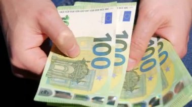 Erkek eli euro banknotlarını sayıyor. Para, ödeme, tasarruf, bankacılık kavramı, tatil, araba, kumarhane kazançları için para biriktirmek.