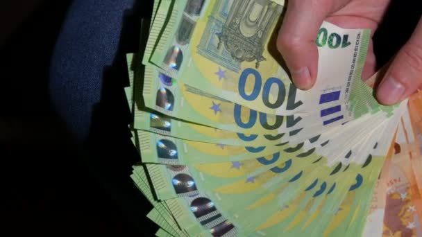 Ο άνθρωπος μετράει έναν οπαδό των χαρτονομισμάτων των 50 και 100 ευρώ. Επιχειρηματίας χέρια καταμέτρηση των χρημάτων των χαρτονομισμάτων ευρώ. Νικητής χρημάτων, έννοια οικονομίας, χαρτονομίσματα του ευρώ. Χρήματα μετρητά, οικονομικοί υπολογισμοί. Κλείσε. — Αρχείο Βίντεο