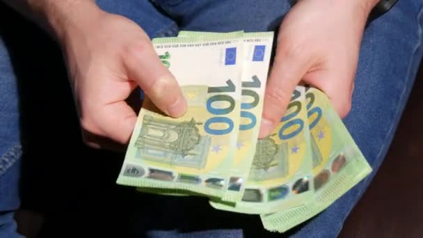 Człowiek liczy paczkę banknotów o nominałach 50 i 100 euro. Biznesmeni liczą duże banknoty euro. Zwycięzca, koncepcja ekonomiczna, banknoty euro. pieniądze w gotówce, obliczenia finansowe. Zamknij się. — Wideo stockowe