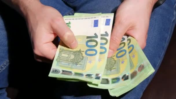 Een man telt een bundel van 50 en 100 eurobiljetten. Zakenman die grote eurobiljetten telt. Geld winnaar, economie concept, Euro valuta rekeningen. geld contant, financiële berekeningen. Sluiten. — Stockvideo