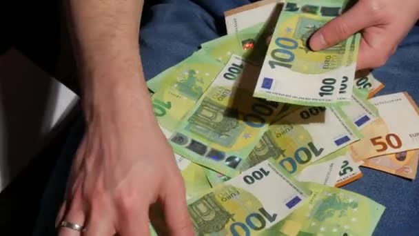 Мужские руки считают банкноты евро. Мбаппе наличными, платежами, сбережениями, банковскими услугами, отпуском, машиной, посиделками в казино — стоковое видео