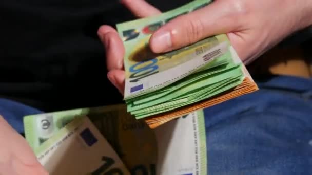 人の手はユーロ紙幣を数えている。現金の概念,支払い,貯蓄,銀行,休暇のために保存,車,カジノでの賞金 — ストック動画