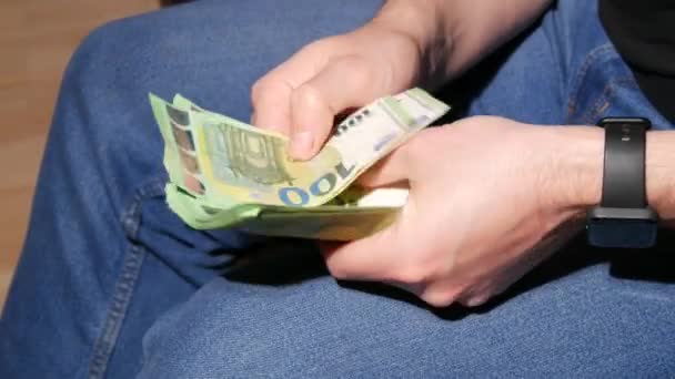 Le mani dell 'uomo contano le banconote in euro. Concetto di contanti, pagamenti, risparmi, banche, Risparmiare per le vacanze, auto, vincite nel casinò — Video Stock