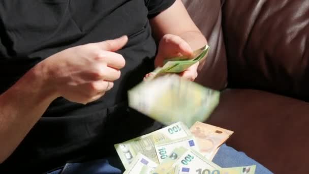 Närbild kvinnliga händer räkna papper 100 eurosedlar i Europeiska unionen, papperssedlar på bordet, begreppet kontanter, betalningar, besparingar, bank, spara för semester, bil, vinster i kasino — Stockvideo