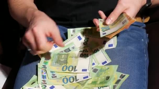 Close up γυναικεία χέρια μετράνε χαρτί 100 ευρώ χαρτονομίσματα της Ευρωπαϊκής Ένωσης, χαρτονομίσματα στο τραπέζι, έννοια των μετρητών, πληρωμές, αποταμιεύσεις, τράπεζες, να αποθηκεύσετε για διακοπές, αυτοκίνητο, κέρδη στο καζίνο — Αρχείο Βίντεο