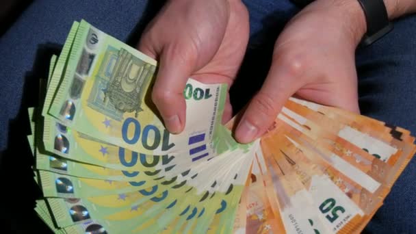 Der Mann zählt einen Fan von Geldscheinen im Wert von 50 und 100 Euro. Geschäftsmann reicht Zählen von Euroscheinen Geld. Geldgewinner, Wirtschaftskonzept, Euroscheine. Geld in bar, finanzielle Berechnungen. Nahaufnahme — Stockvideo