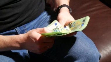 Kadın eli sayımı, Avrupa Birliği 'nin 100 avroluk banknotları, masadaki kağıt banknotlar, nakit konsepti, ödemeler, tasarruflar, bankacılık, tatil, araba, kumarhanede kazanılan paralar