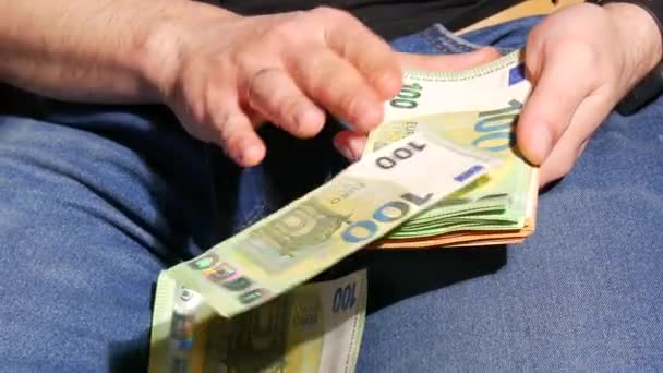 人の手はユーロ紙幣を数えている。現金の概念,支払い,貯蓄,銀行,休暇のために保存,車,カジノでの賞金 — ストック動画