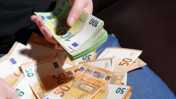 Blisko żeńskie ręce liczyć papier 100 banknotów euro Unii Europejskiej, banknoty papierowe na stole, koncepcja gotówki, płatności, oszczędności, bankowość, zaoszczędzić na wakacje, samochód, wygrane w kasynie — Wideo stockowe