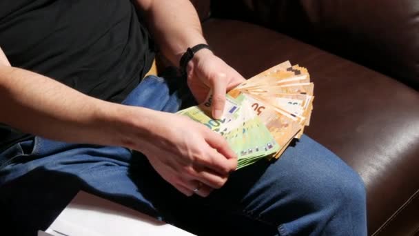 Erkek eli euro banknotlarını sayıyor. Para, ödeme, tasarruf, bankacılık kavramı, tatil, araba, kumarhane kazançları için para biriktirmek. — Stok video