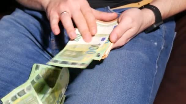 Zblízka ženské ruce počítat papír 100 eurobankovky Evropské unie, papírové bankovky na stole, koncept hotovosti, platby, úspory, bankovnictví, ušetřit na dovolenou, auto, výhry v kasinu — Stock video