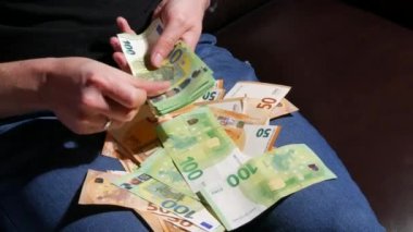 Kadın eli sayımı, Avrupa Birliği 'nin 100 avroluk banknotları, masadaki kağıt banknotlar, nakit konsepti, ödemeler, tasarruflar, bankacılık, tatil, araba, kumarhanede kazanılan paralar
