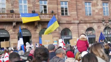 Strasbourg, Fransa - 26 Şubat 2022: Ukrayna bayrakları ve posterleri olan insanlar Ukrayna 'daki savaşı protesto ediyorlar. Ukrayna ve Rusya arasındaki savaşa karşı bir gösteri. Putin 'e karşı protesto