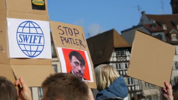 Strasbourg, Fransa - 26 Şubat 2022: Ukrayna bayrakları ve posterleri olan insanlar Ukrayna 'daki savaşı protesto ediyorlar. Ukrayna ve Rusya arasındaki savaşa karşı bir gösteri. Putin 'e karşı protesto — Stok video