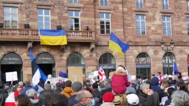 Strasburgo, Francia - 26 febbraio 2022: Le persone con bandiere e manifesti ucraini protestano contro la guerra in Ucraina. Manifestazione contro la guerra tra Ucraina e Russia. Proteste contro Putin — Video Stock