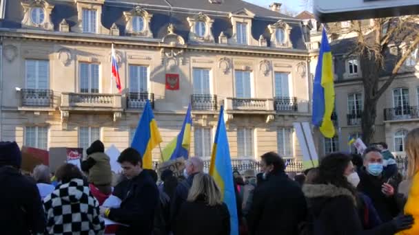 Estrasburgo, Francia - 26 de febrero de 2022: Las personas con banderas y pancartas ucranianas protestan contra la guerra entre Ucrania y Rusia frente a la Embajada de la Federación Rusa — Vídeo de stock