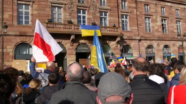 Straatsburg, Frankrijk - 26 februari 2022: Mensen met Oekraïense vlaggen en affiches protesteren tegen de oorlog in Oekraïne. Demonstratie tegen de oorlog tussen Oekraïne en Rusland. Protesten tegen Poetin — Stockvideo