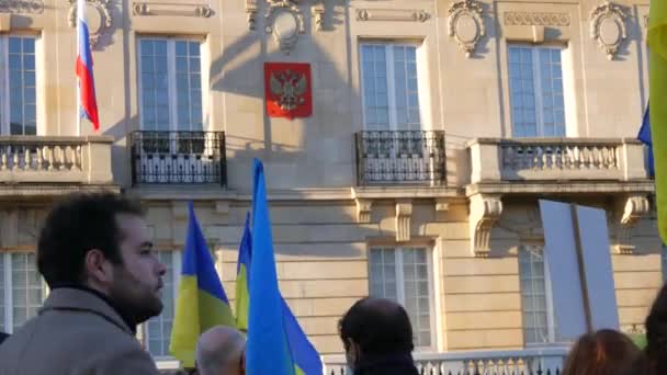 Straatsburg, Frankrijk - 26 februari 2022: Mensen met Oekraïense vlaggen en borden protesteren tegen de oorlog tussen Oekraïne en Rusland staan voor de ambassade van de Russische Federatie — Stockvideo