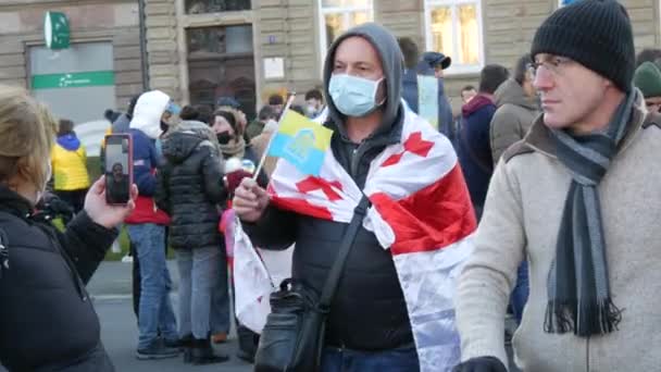 Strasbourg, France - 26 février 2022 : Des gens avec des drapeaux ukrainiens et des affiches protestent contre la guerre en Ukraine. Manifestation contre la guerre entre l'Ukraine et la Russie. Manifestations contre Poutine — Video