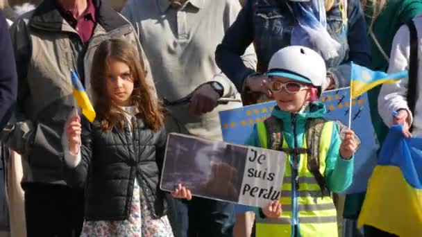 Estrasburgo, Francia - 26 de marzo de 2022: Manifestación en apoyo de Ucrania contra la guerra con Rusia. Niños con banderas sostienen carteles contra la guerra — Vídeos de Stock