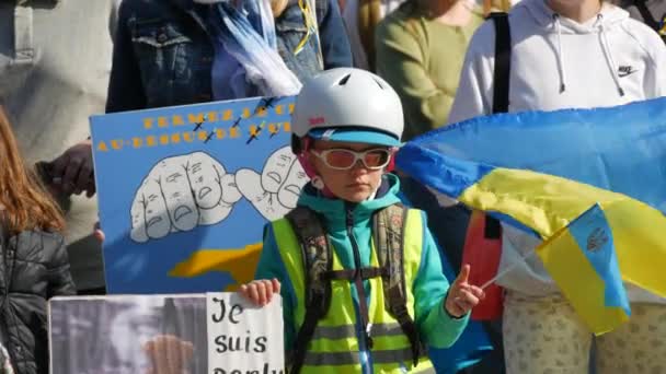 Štrasburk, Francie - 26. března 2022: Demonstrace na podporu Ukrajiny proti válce s Ruskem. Děti s vlajkami drží protiválečné plakáty — Stock video