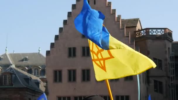 Strasburg, Francja - 26 marca 2022 r.: flaga ukraińska z herbem trzepotającym na wietrze — Wideo stockowe