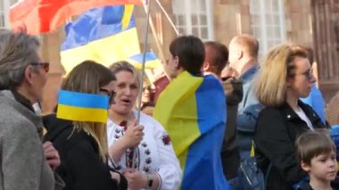 Strasbourg, Fransa - 26 Mart 2022: Rusya ile savaşa karşı Ukrayna 'yı destekleyen gösteri. Bayraklı ve ulusal kostümlü insanlarda savaş karşıtı posterler var.