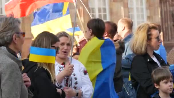 Strasburgo, Francia - 26 marzo 2022: Manifestazione a sostegno dell'Ucraina contro la guerra con la Russia. Persone con bandiere e costumi nazionali tengono manifesti contro la guerra — Video Stock