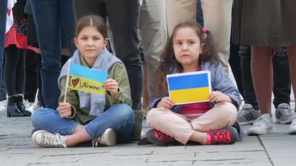 Estrasburgo, França - 26 de março de 2022: Manifestação de apoio à Ucrânia contra a guerra com a Rússia. Crianças no chão com bandeiras possuem cartazes anti-guerra — Vídeo de Stock