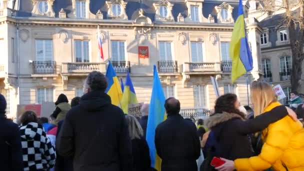 Strasbourg, Fransa - 26 Şubat 2022: Ukrayna bayraklı ve pankartlı insanlar Ukrayna ve Rusya arasındaki savaşı protesto etmek için Rusya Federasyonu Büyükelçiliği önünde duruyorlar — Stok video