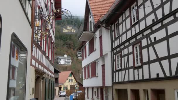 Schiltach - 31. Dezember 2021: Fachwerk-mittelalterliche Gassen einer altdeutschen Touristenstadt. — Stockvideo