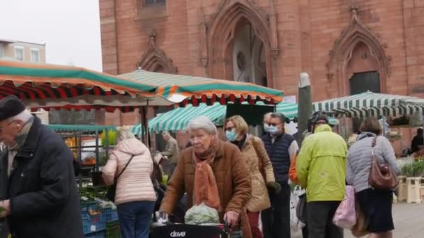 Kehl, Almanya - 29 Ekim 2021: İnsanlar çeşitli tarım ürünleri satın almak için yerel tarım pazarına geldi. Bazı ziyaretçiler tıbbi maske takıyor, bazıları takmıyor. — Stok video