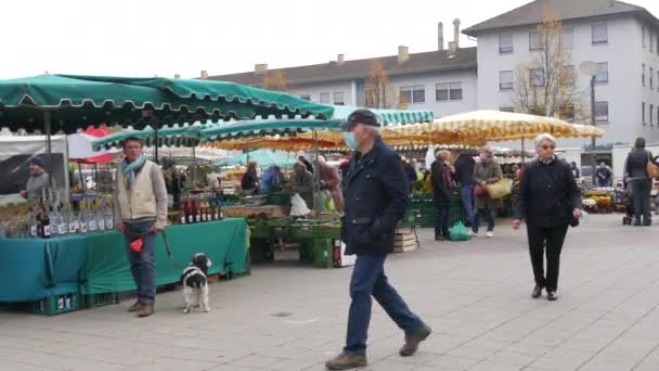 Kehl, Germania - 29 octombrie 2021: Oamenii au venit pe piața agricolă locală pentru a cumpăra diverse produse agricole. Unii vizitatori poartă măști medicale, alții nu. — Videoclip de stoc