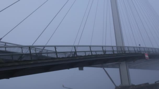 Kehl, Alemania. Gran puente peatonal a Francia, Estrasburgo, casi completamente cubierto de espesa niebla blanca en una mañana de otoño — Vídeos de Stock