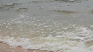 Ukrayna 'nın Azov Denizi kıyısında köpüklü güçlü dalgalar