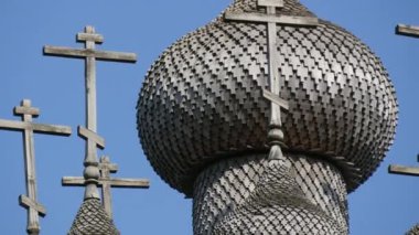 Güzel kilise kubbeleri Vsekhsvyatsky Skete, Svyatogorsk Lavra 'nın yanında bulunan ünlü bir ahşap manastır. Güzel ahşap antik mimari