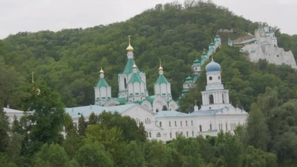 乌克兰顿涅茨克地区Svyatogorsk Lavra 。一座美丽的古老修道院座落在塞韦尔斯基多涅茨河流域的一座山上，周围是绿叶茂密的树木 — 图库视频影像