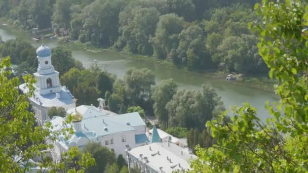 Svyatogorsk Lavra, região de Donetsk, Ucrânia. Um belo mosteiro antigo está localizado no vale do rio Seversky Donets em uma montanha em torno da folhagem verde das árvores — Vídeo de Stock