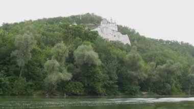 Güzel, sık ağaçların yetiştiği kıyılarda yeşil nehir boyunca yürü. Hareket halindeki bir zevk teknesinden görüntü. Svyatogorsk Lavra, Donetsk bölgesi, Ukrayna
