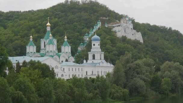 乌克兰顿涅茨克地区Svyatogorsk Lavra 。一座美丽的古老修道院座落在塞韦尔斯基多涅茨河流域的一座山上，周围是绿叶茂密的树木 — 图库视频影像